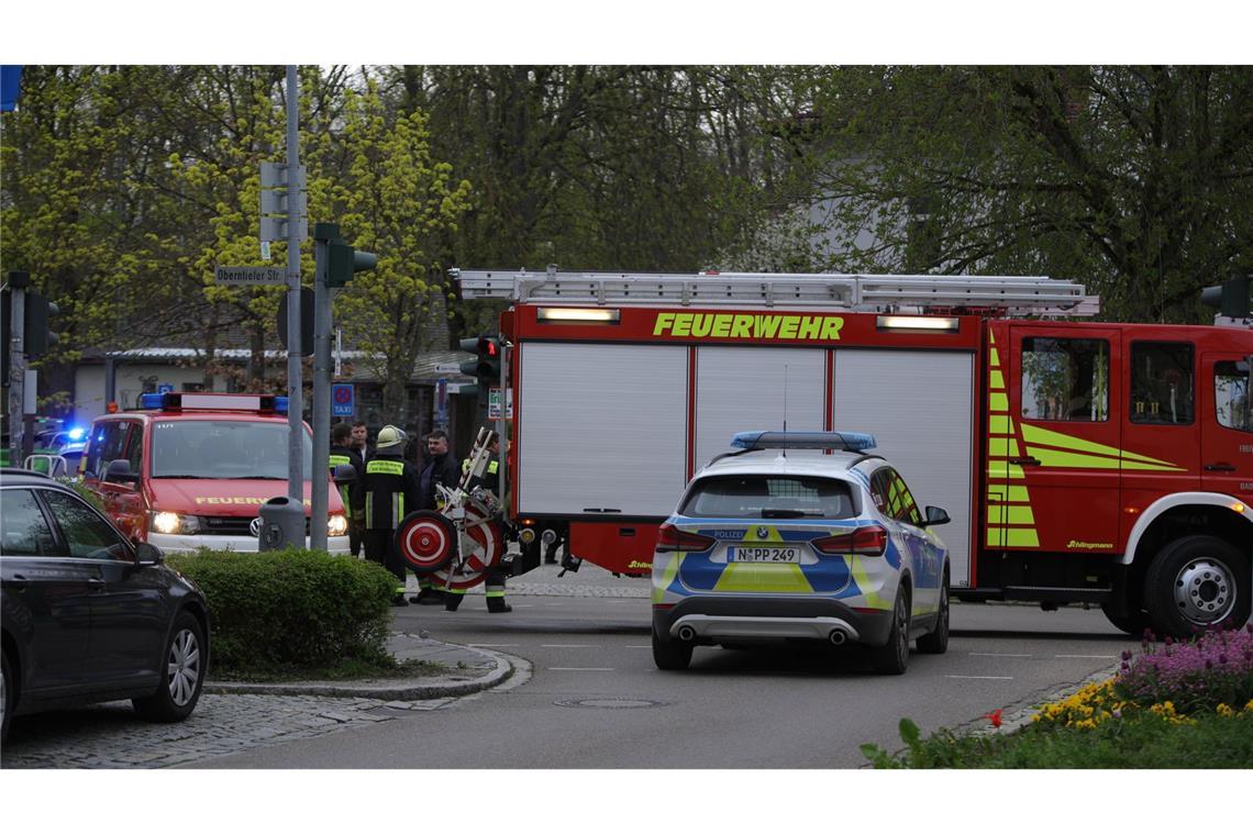 Polizei und Feuerwehr stehen am Bad Windsheimer Bahnhof.