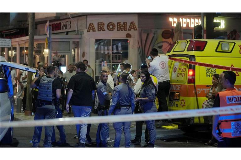 Polizei und Rettungskräfte am Ort der Explosion in Tel Aviv.