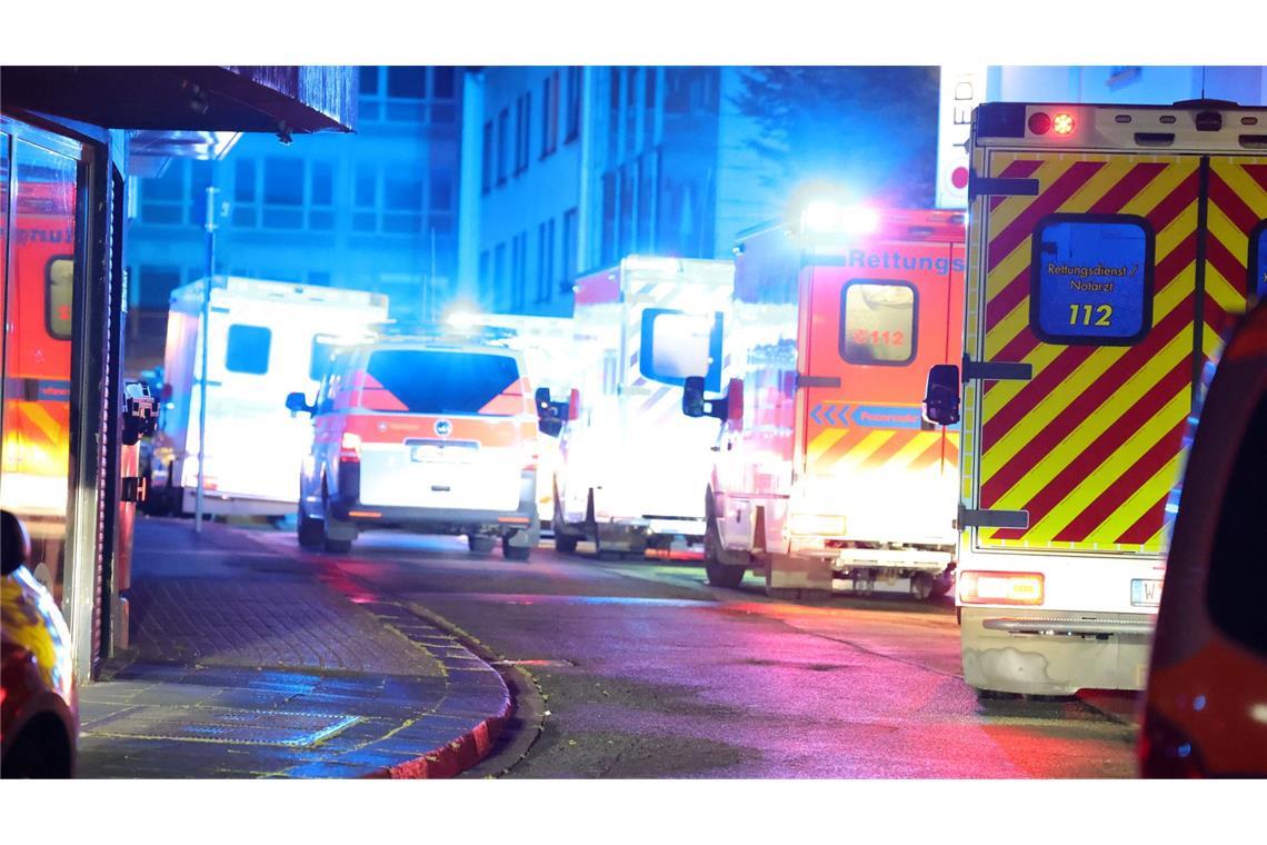 Polizei und Rettungswagen stehen in der Nähe des Einsatzortes beim Solinger Stadtfest.