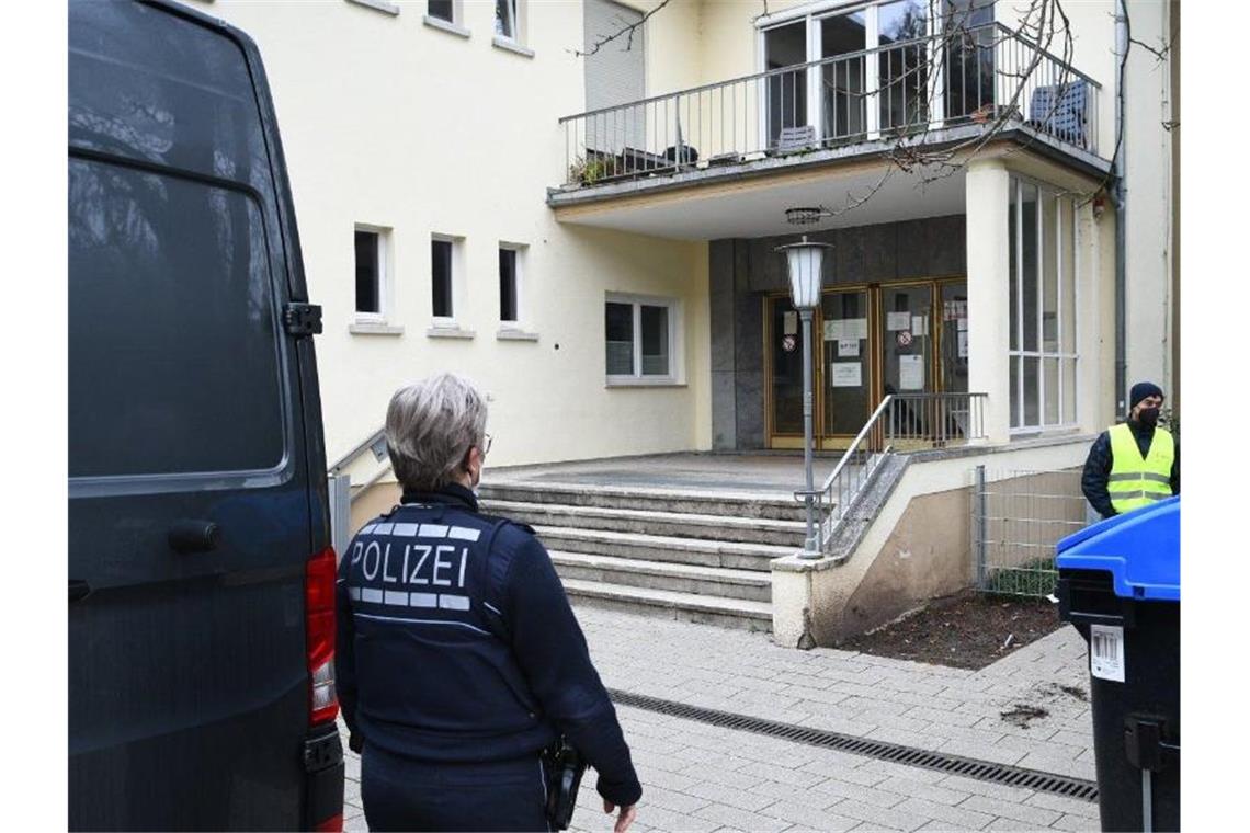 Polizei und Wachschutz stehen an dem Eingang zum Gebäude des Tatorts. Foto: R.Priebe/Pr-Video/dpa