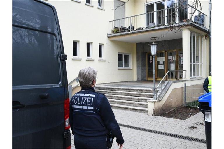 Polizei und Wachschutz stehen an dem Eingang zum Gebäude auf dem Gelände der Heidelberger Universität. Foto: R.Priebe/Pr-Video/dpa