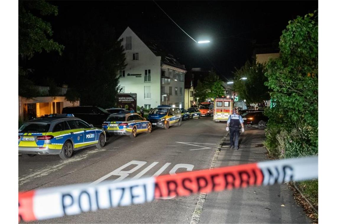 Polizeiautos stehen auf einer Straße hinter Absperrband. Foto: Simon Adomat/visualmediadesign/dpa/Archivbild