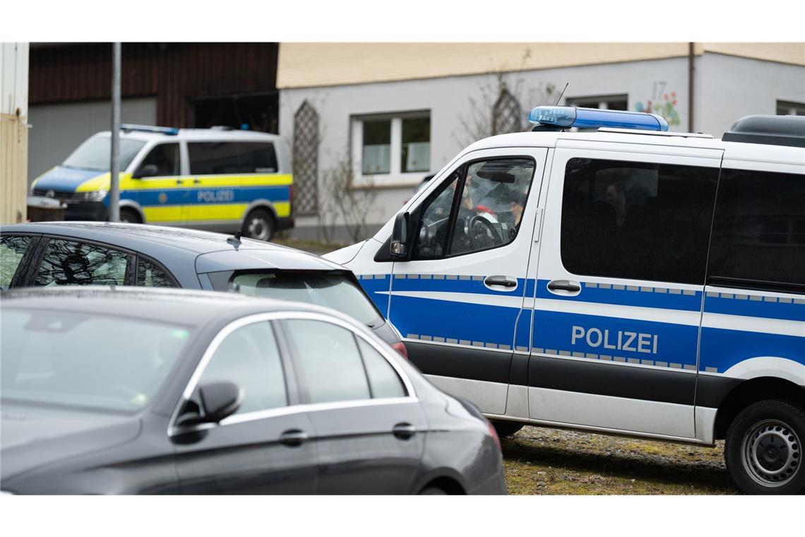 Polizeiautos stehen in Gundelshausen bei Dornhan. Bei einer Razzia entdeckten Polizisten eine Waffe bei einem Reichsbürger (Archivfoto).