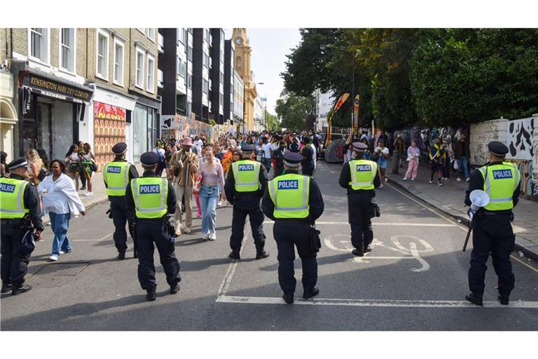 Polizeibeamte beobachten die Menschenmenge am zweiten Tag des Notting Hill Carnival.