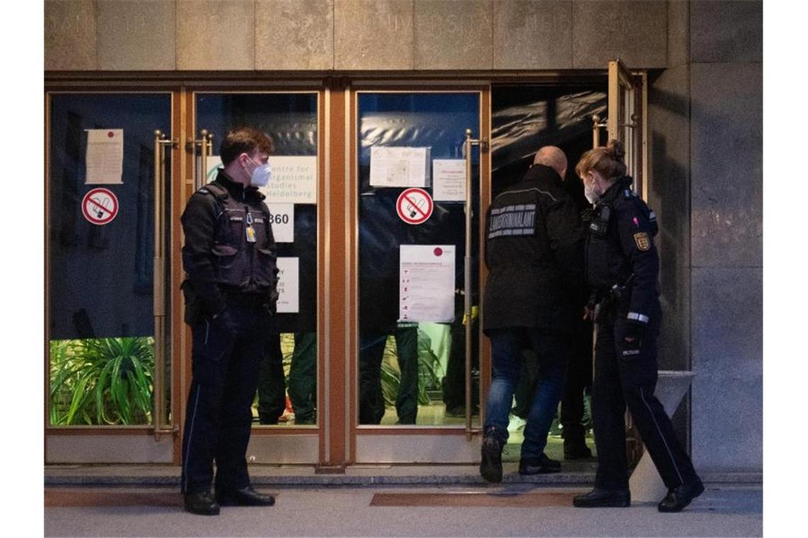 Polizeibeamte betreten das Gebäude des Tatorts auf dem Uni-Campus. Foto: Sebastian Gollnow/dpa