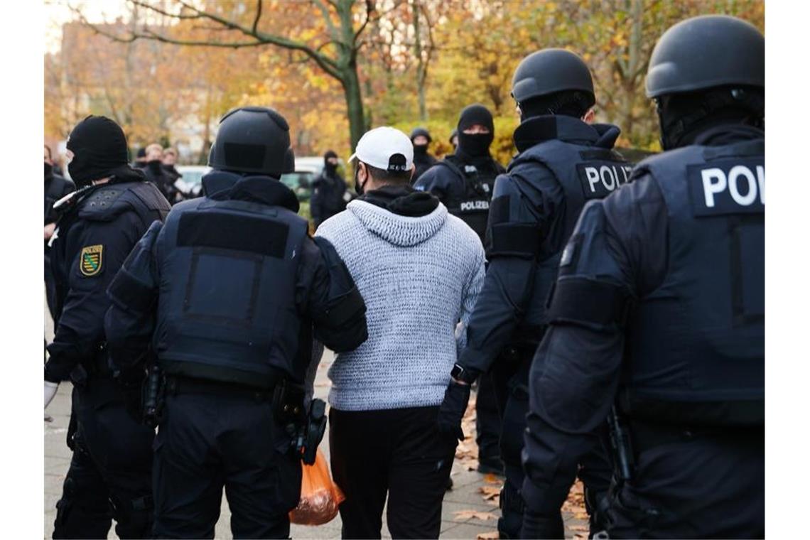 Nach Juwelendiebstahl: Verdächtige aus Clan-Milieu gefasst Polizeibeamte bringen bei einem Einsatz in der Gitschiner Straße eine Person zur Identitätsprüfung. Foto: Annette Riedl/dpa