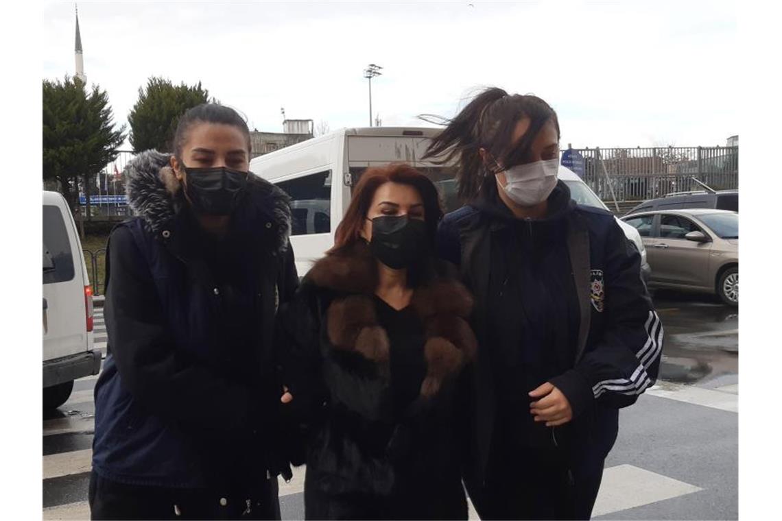 Journalistin wegen Erdogan-Beleidiung festgenommen Polizeibeamte eskortieren Sedef Kabas, eine bekannte türkische Journalistin, vor ihrem Auftritt vor Gericht in Istanbul. Foto: IHA/dpa