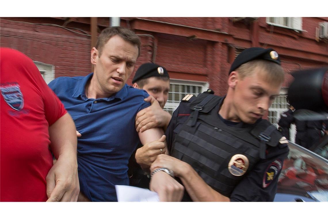 Polizeibeamte halten den russischen Oppositionsführer Alexej Nawalny (l.) im Juli 2013 fest.