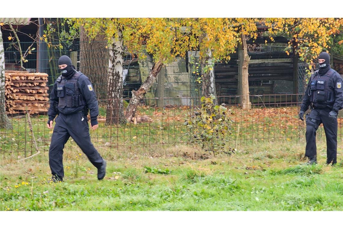 Polizeibeamte nahmen acht Verdächtige fest.