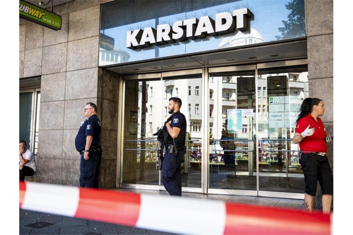 Kaufhaus nach gescheitertem Banküberfall wieder geöffnet Polizeibeamte sichern das Kaufhaus Karstadt am Hermannplatz. Unbekannte haben einen Raubüberfall auf ein Bankfiliale hier verübt. Foto: Fabian Sommer/dpa