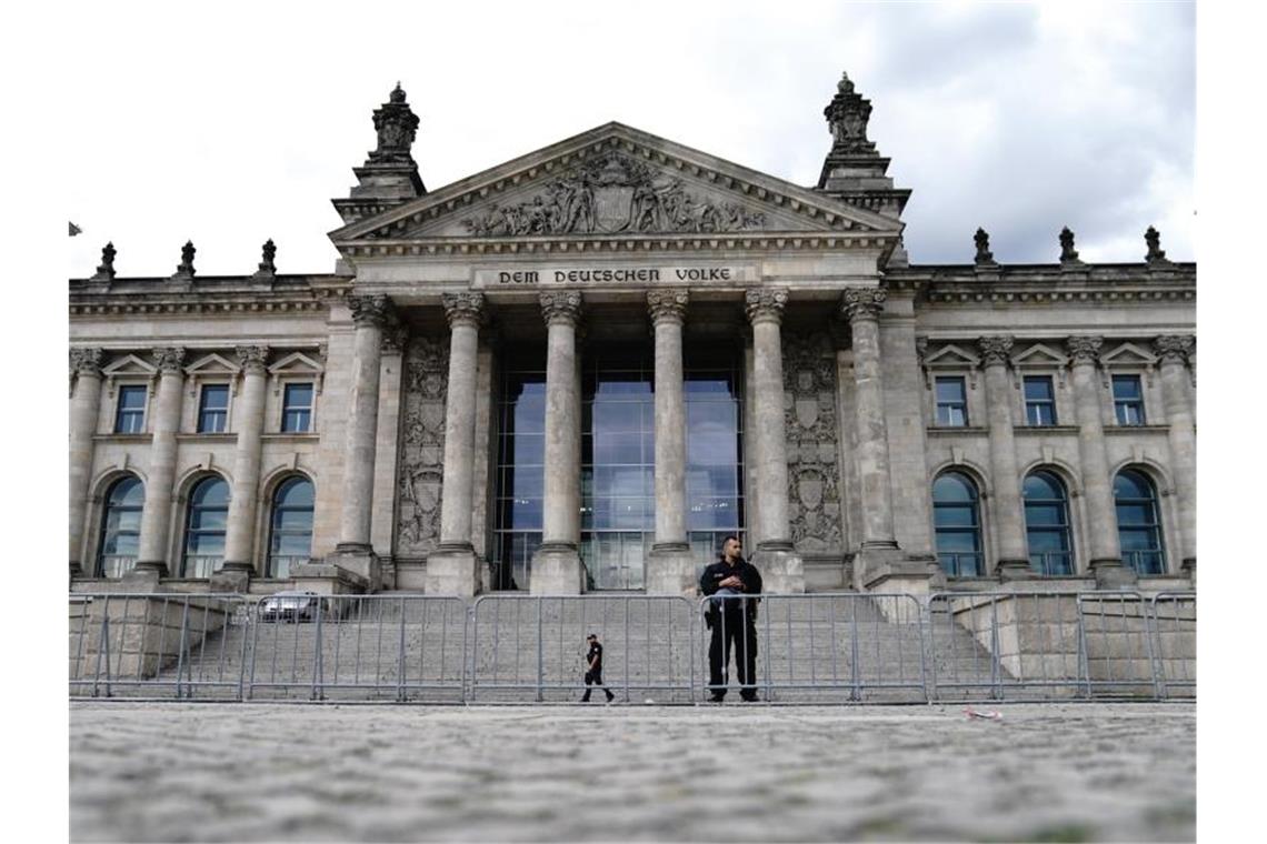 Bundespräsident dankt am Bundestag eingesetzen Polizisten Polizeibeamte sichern hinter Absperrzäunen das Reichstagsgebäude. Foto: Kay Nietfeld/dpa