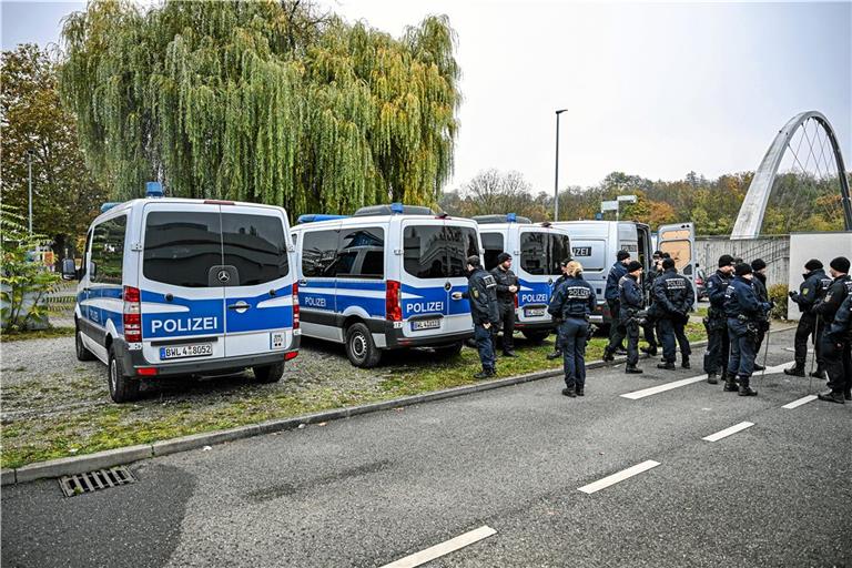 Polizeibeamte sind bei Suchmaßnahmen im Rahmen von Ermittlungen einer Sonderkommission am Vier-Burger-Steg im Einsatz. Foto: Marius Bulling