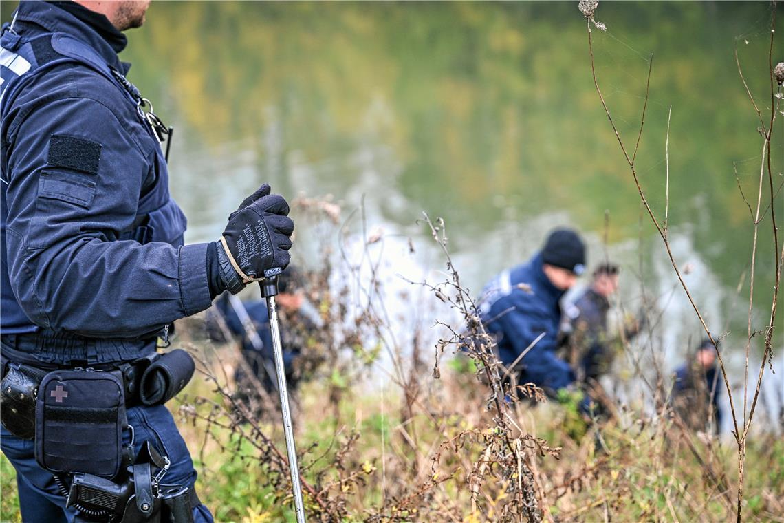 Polizeibeamte sind bei Suchmaßnahmen nach Leichenfund im Einsatz. Foto: Marius Bulling