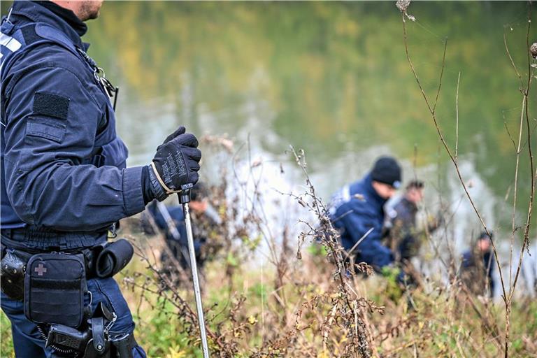 Polizeibeamte sind bei Suchmaßnahmen nach Leichenfund im Einsatz. Foto: Marius Bulling