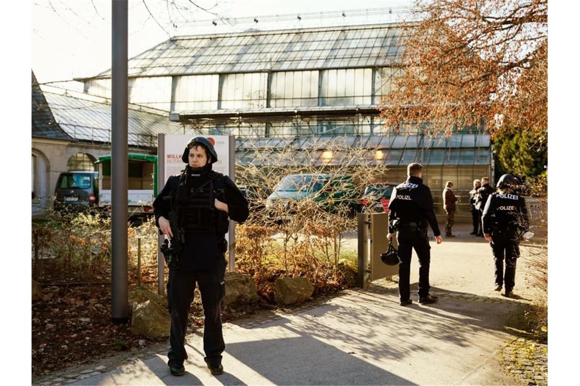 Polizeibeamte stehen am Gelände des Botanischen Gartens der Heidelberger Universität. Foto: Uwe Anspach/dpa