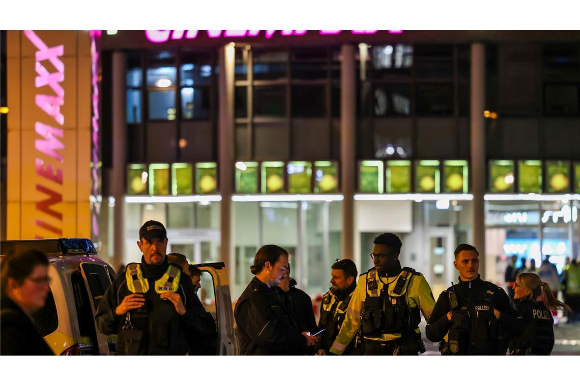 Polizeibeamte stehen vor dem Cinemaxx-Kino in der Krefelder Innenstadt.