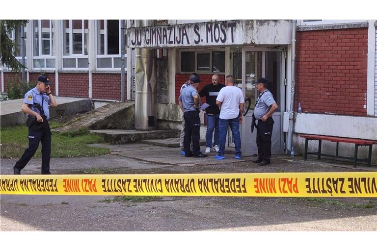 Polizeibeamte stehen vor dem Gebäude einer Sekundarschule, nachdem ein Schulangestellter weitere Angestellte getötet hat.