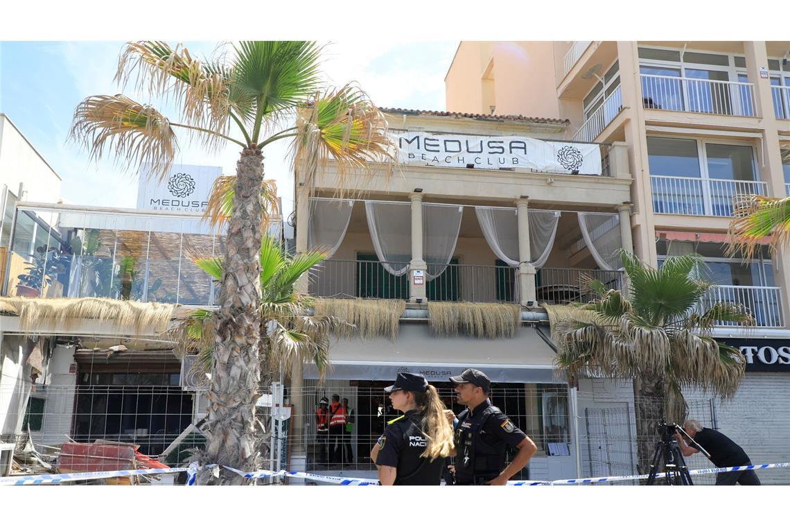 Polizeibeamte vor dem Gebäude des Medusa Beach Club auf Mallorca nach dem Einsturz.