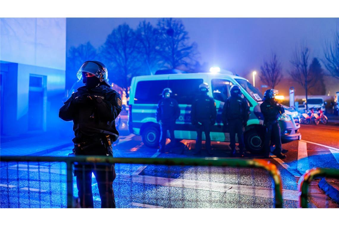 Polizeibeamter und ein Einsatzfahrzeug der Polizei stehen hinter einer Absperrung. Am Rande einer AfD-Veranstaltung in Freiburg soll jemand den Hitlergruß gezeigt haben (Archivfoto).