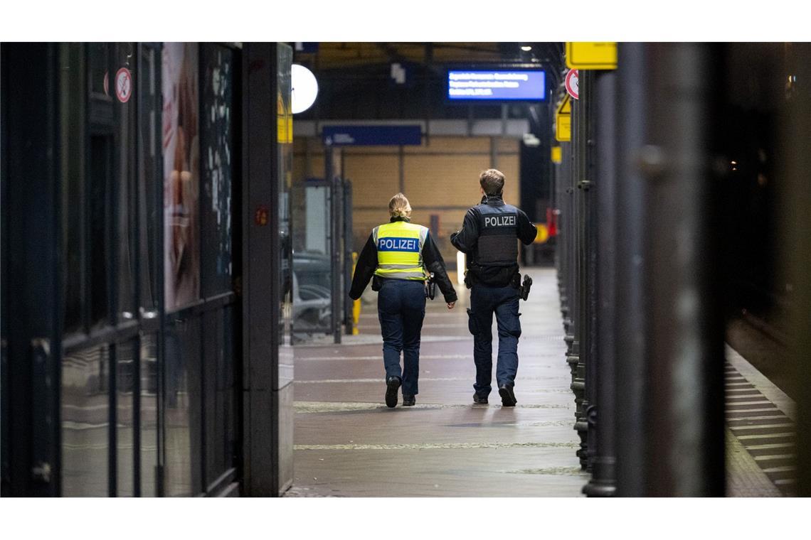 Polizeieinsatz am S-Bahnhof Neukölln.