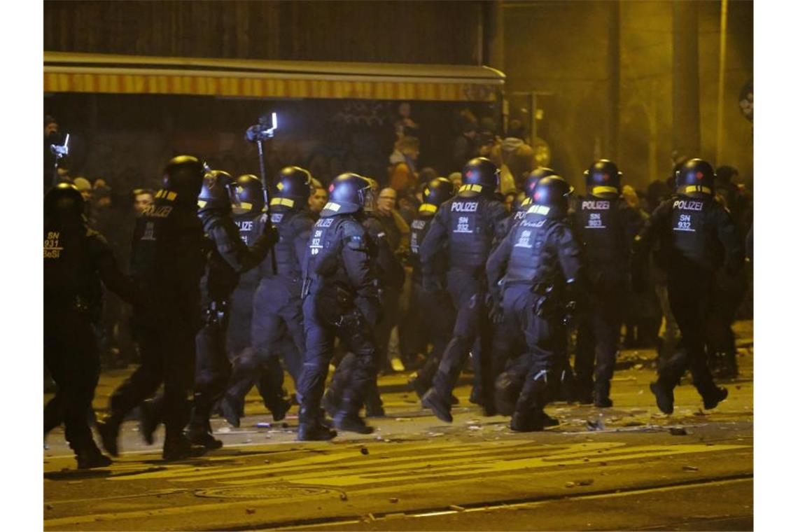 Diskussion über Leipziger Polizeieinsatz: GdP lädt Esken ein Polizeieinsatz im Leipziger Stadtteil Connewitz in der Silvesternacht. Foto: Sebastian Willnow/dpa-Zentralbild/dpa