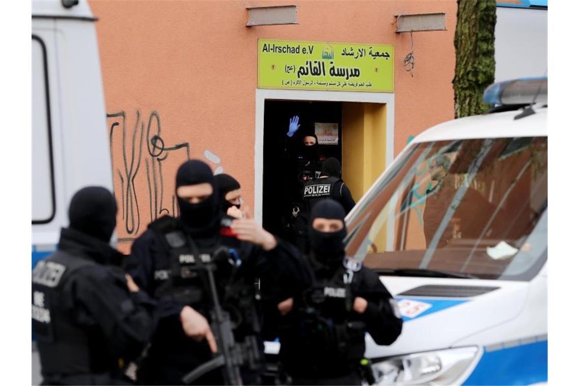 Weniger islamistische Gefährder, aber nicht weniger Gefahr Polizeieinsatz in einer Moschee in Berlin (Archivbild). Foto: Christoph Soeder/dpa