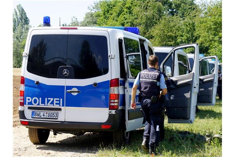 Blaues licht des streifenwagens der polizei -Fotos und -Bildmaterial in  hoher Auflösung – Alamy