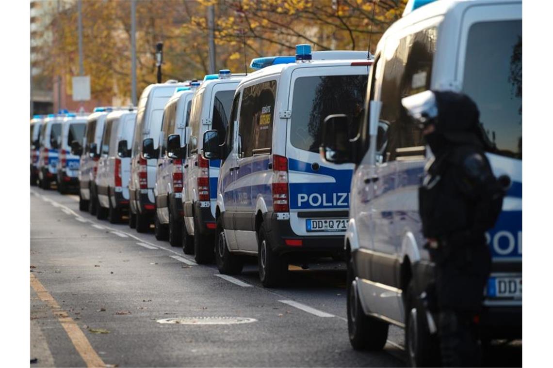 Nach Juwelendiebstahl: Verdächtige aus Clan-Milieu gefasst Polizeifahrzeuge stehen bei einem Einsatz vor Häusern in der Gitschiner Straße. Knapp ein Jahr nach dem Kunstdiebstahl im Dresdner Grünen Gewölbe hat die Polizei in Berlin drei Tatverdächtige festgenommen. Foto: Annette Riedl/dpa