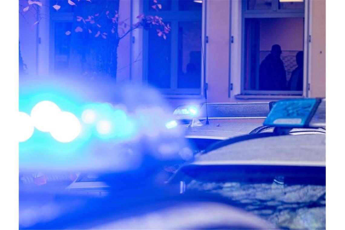 Angriff mit Samurai-Schwert auf Polizisten: Mann in U-Haft Polizeifahrzeuge stehen mit Blaulicht. Foto: Armin Weigel/dpa/Symbolbild