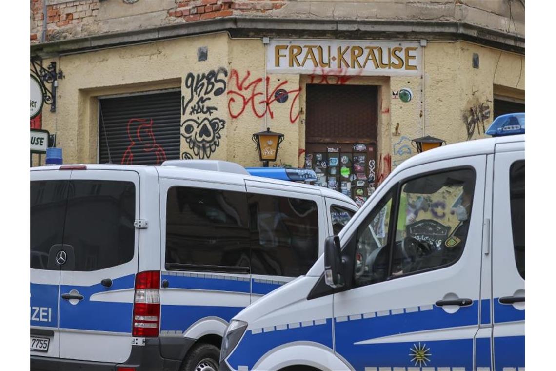 Razzien wegen Verdacht auf politisch motivierte Taten Polizeifahrzeuge und Beamte während der Durchsuchungen im Leipziger Stadtteil Connewitz. Foto: Jan Woitas/dpa