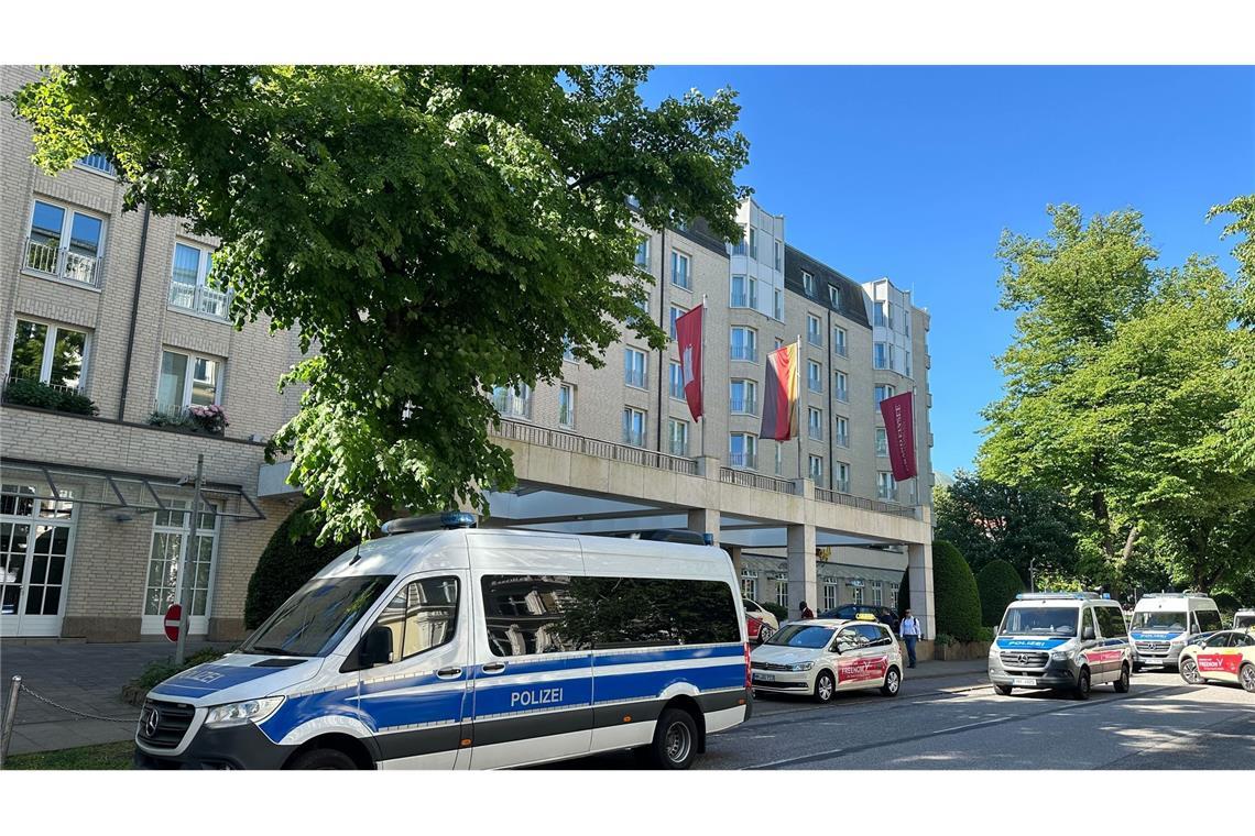 Polizeifahrzeuge vor dem Hamburger Élysée-Hotel.