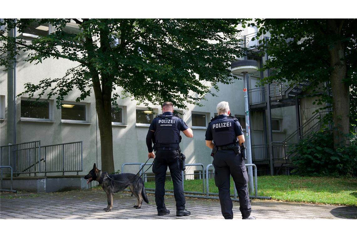 Polizeihund nach Bluttat in Wedeler Volkshochschule auf Spurensuche.