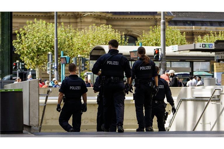 Polizeikräfte gehen in die Tiefebene des Hauptbahnhofs.Am Frankfurter Hauptbahnhof ist ein Mann erschossen worden.