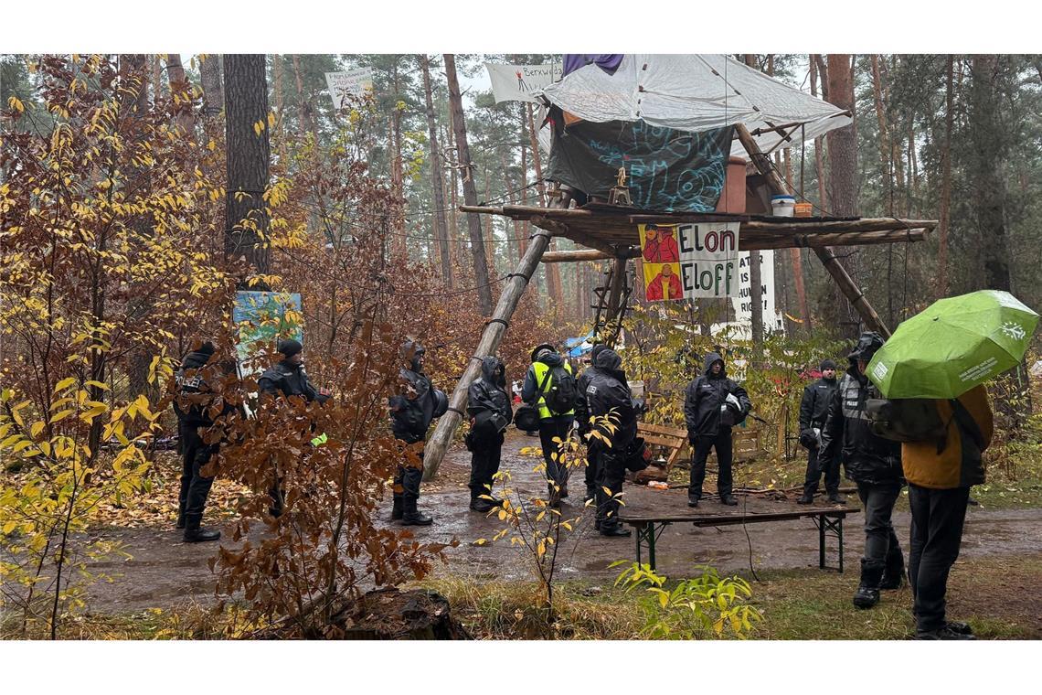 Polizeikräfte sind im Protestcamp der Tesla-Gegner in Grünheide bei Berlin im Einsatz. Die Polizei beendete heute die Besetzung des Waldstücks und entschied, dass die Versammlung aufgelöst wird.