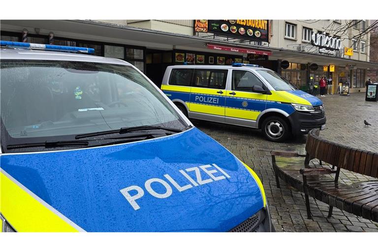 Polizeikräfte suchen nach dem Verdächtigen.