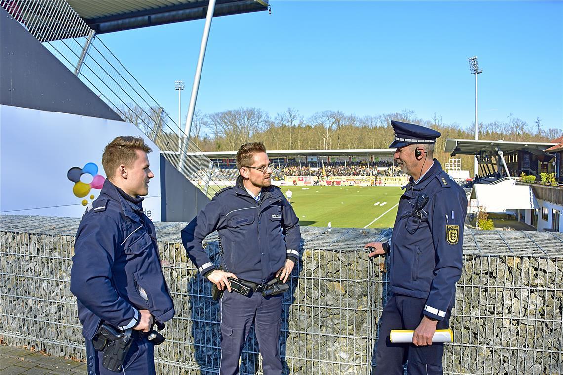 Polizeioberkommissaranwärter Yannick Straub (von links), der Backnanger Revierleiter Dennis Ehrhardt und Einsatzleiter Andreas Tellbach begleiten die Anreise- und Einlassphase vor dem Spiel wachsam, aber auch mit der nötigen Ruhe. Fotos: Tobias Sellmaier