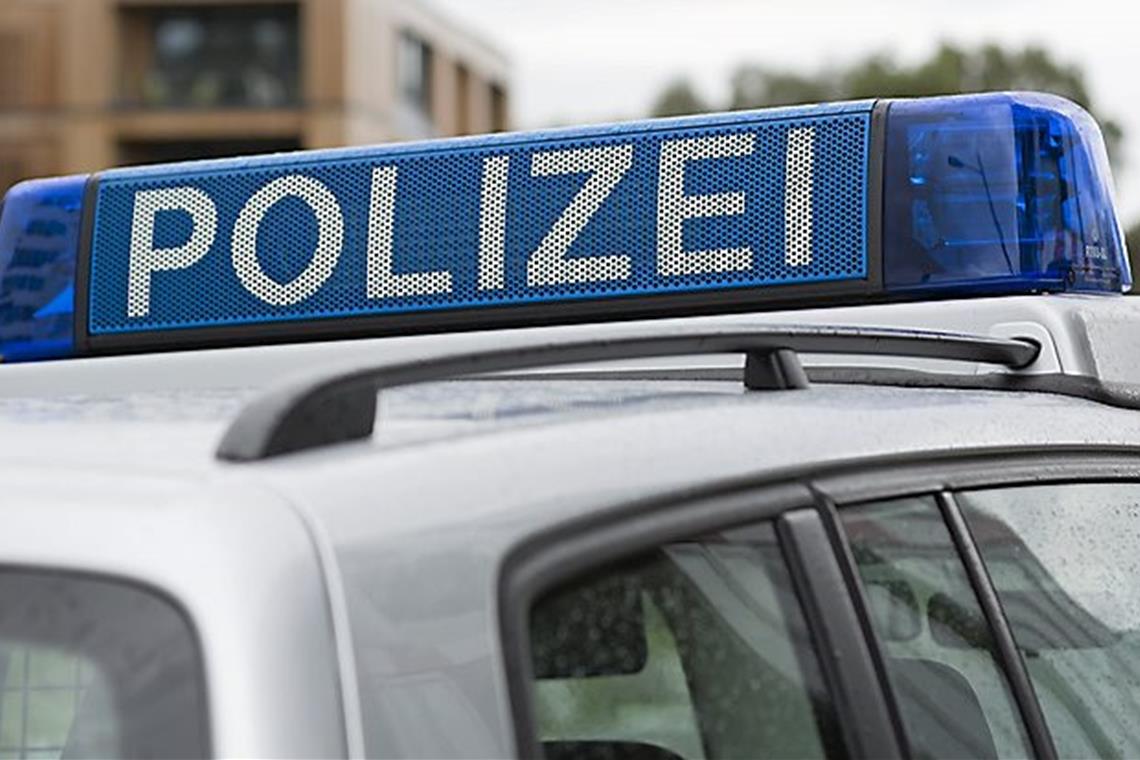 Polizei sucht zwei Vermisste mit Helikopter Polizeistreife entdeckt gesuchte Frau am Sulzbacher Bahnhof. Symbolfoto: Fotofund/Stock-Adobe