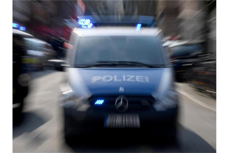 Polizeiwagen mit Blaulicht. Foto: Carsten Rehder/dpa