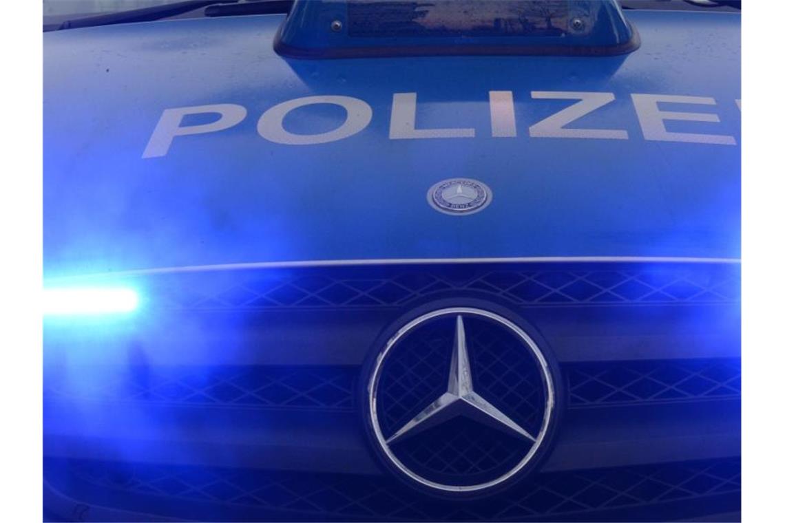 Rettungseinsatz an Dreisam umsonst: Frau wohlauf Polizeiwagen mit Blaulicht. Foto: Patrick Seeger/dpa/Symbolbild