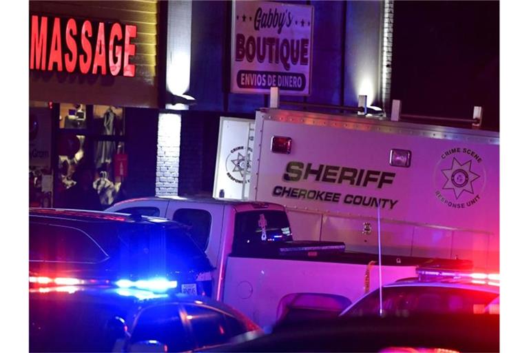 Polizeiwagen stehen nach den tödlichen Schüssen vor einem Massagesalon in Georgia. Foto: Mike Stewart/AP/dpa