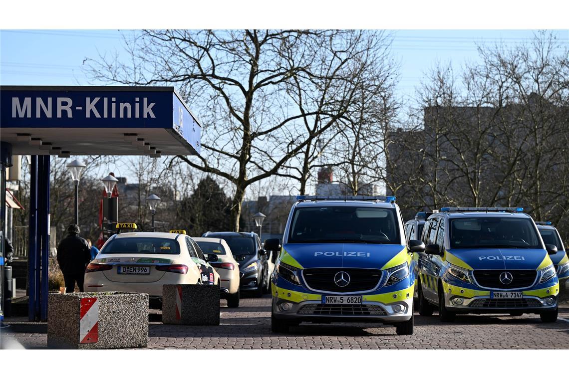 Polizist schießt Mann in Düsseldorfer Uni-Klinik nieder: Mit offenem Haftbefehl gesucht.