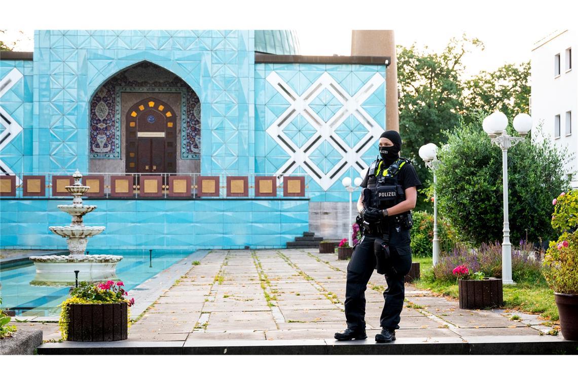 Polizist vor der Blauen Moschee