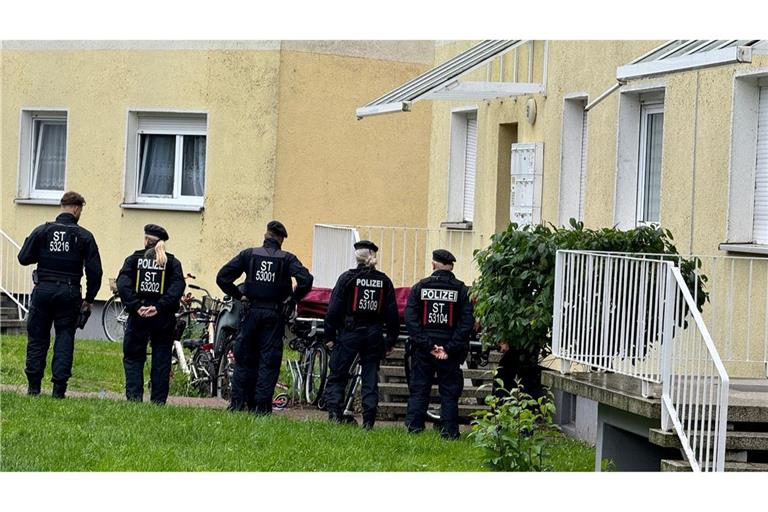 Polizisten am Einsatzort in Wolmirstedt in Sachsen-Anhalt.