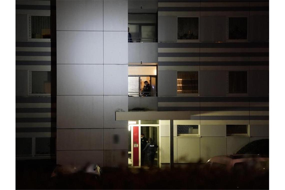 59-Jährige erstochen: Polizei nimmt Mann mit Schwertern fest Polizisten am Tatort: einem Wohnhaus im hessischen Schwalbach am Taunus. Hier wurde am Donnerstagabend eine Frau getötet. Foto: -/5vision.media/dpa