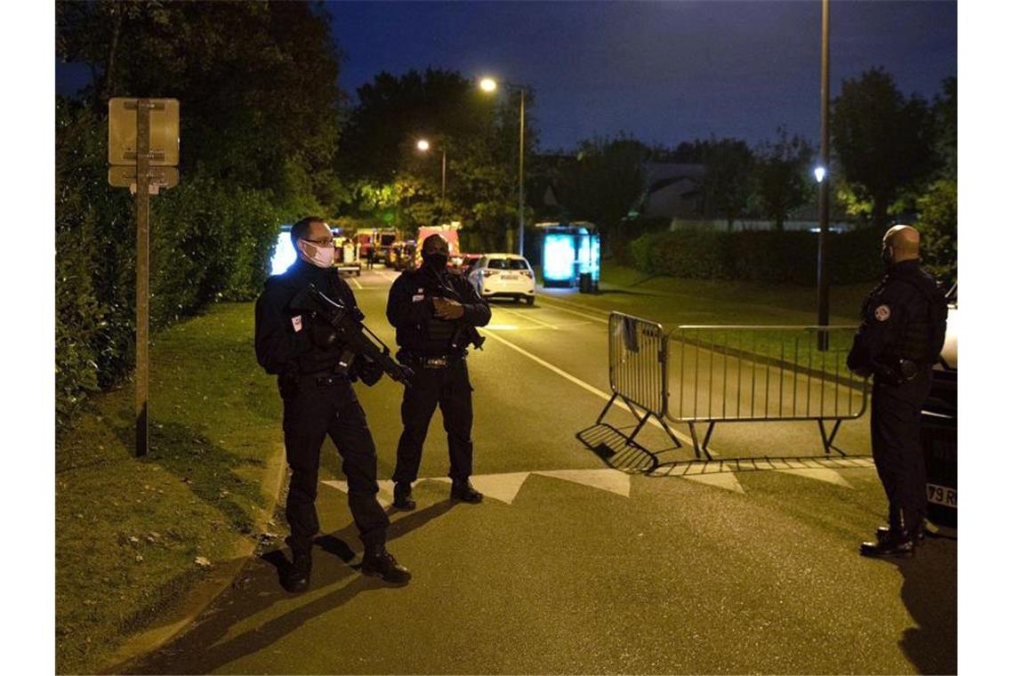 Polizisten am Tatort nahe Paris. Der mutmaßliche Täter wurde kurze Zeit später im nahegelegenen Éragny aufgegriffen. Foto: Abdulmonam Eassa/AFP/dpa