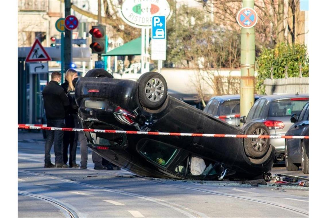 Bei Rot über die Ampel: Autofahrer fährt zwei Passanten tot Polizisten an der Unglücksstelle. Es wird weiterhin davon ausgegangen, dass es sich um einen Unfall handelte. Foto: Theodor Popp/Keutz TV-News/dpa