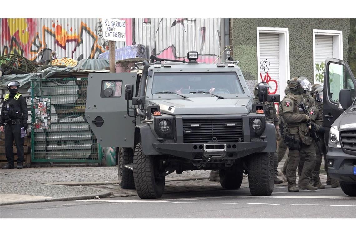 Polizisten an einem gepanzerten Fahrzeug: Am frühen Morgen fand ein Großeinsatz im Berliner Stadtteil Friedrichshain statt.