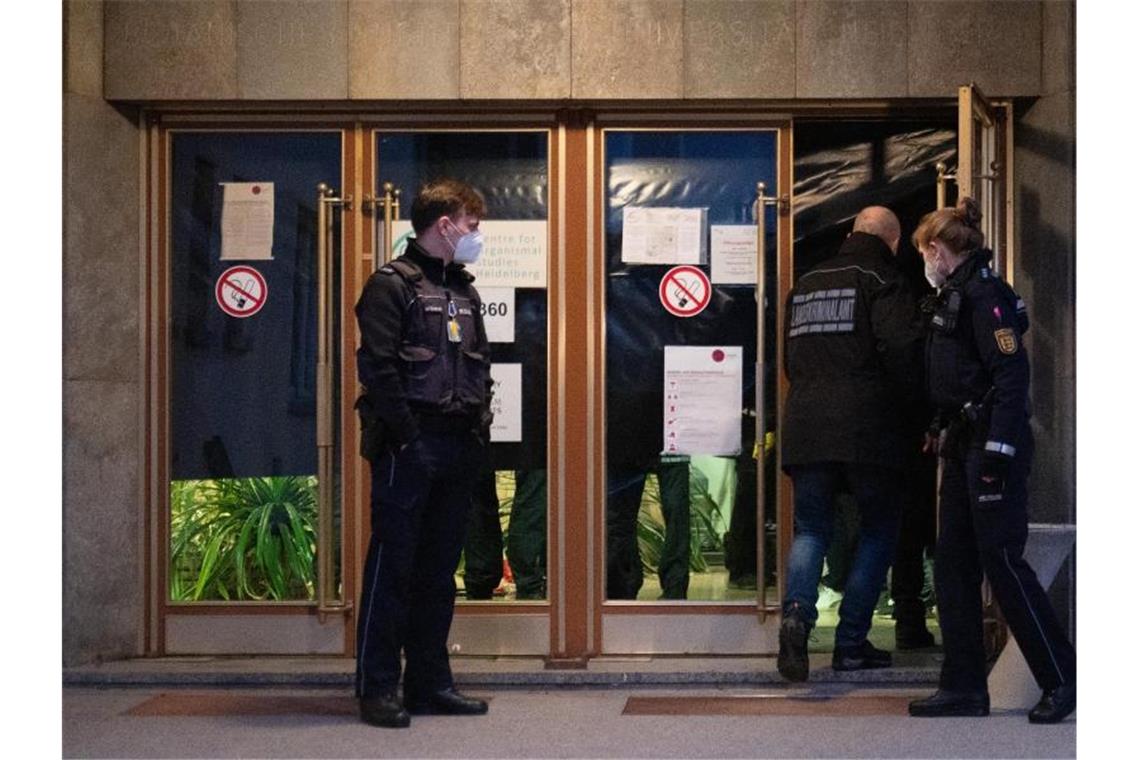 Polizisten betreten das Gebäude der Universität in Heidelberg, in dem sich der Amoklauf ereignete. Foto: Sebastian Gollnow/dpa