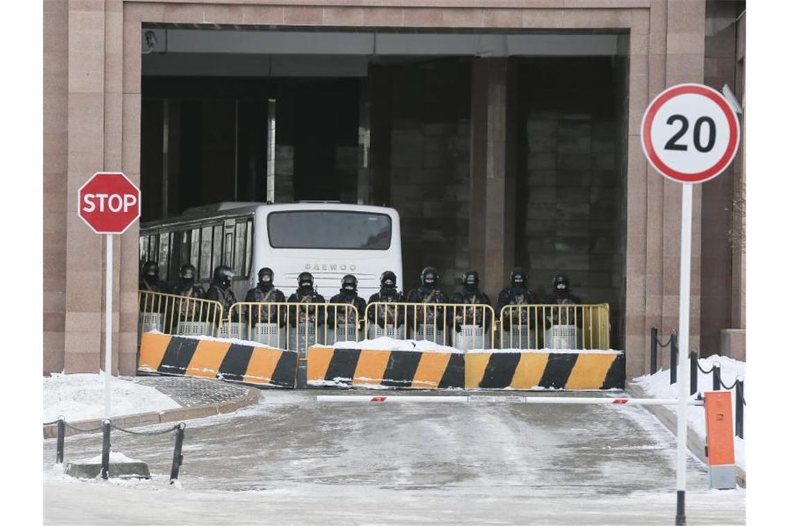 Mehr als 160 Tote bei Unruhen in Kasachstan Polizisten blockieren am Donnerstag einen Tunnel im Stadtzentrum von Nur-Sultan. Foto: Vasily Krestyaninov/AP/dpa