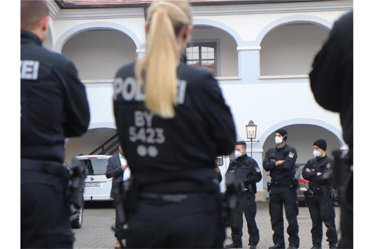 Polizisten der Bereitschaftspolizei stehen im Hof der Polizeiinspektion Dillingen. Foto: -/Polizeipräsidium Schwaben Nord/dpa